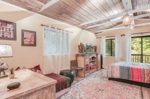 una camera da letto con un letto, un divano e un tavolo di Norcal Hideaway - Dogs OK a Guerneville