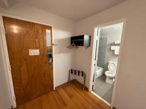 オクラホマシティにあるMotel 6-Oklahoma City, OK - Southのバスルーム(トイレ付)、木製のドアが備わります。 +34枚の写真