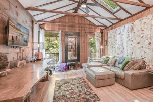 un soggiorno con un divano e un tavolo di Norcal Hideaway - Dogs OK a Guerneville