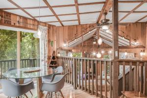 una sala da pranzo con tavolo e sedie in vetro di Norcal Hideaway - Dogs OK a Guerneville