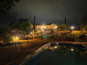 een huis 's nachts met een zwembad ervoor bij Villa Aemilius Hotel boutique Mérida in Merida