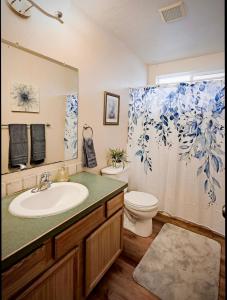 Ένα μπάνιο στο 3 bedroom 2 bath, Garage, Walk to Park, Central Location, Pets OK