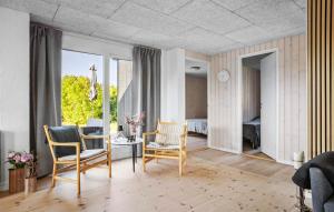 Una sala de estar con mesa y sillas y un dormitorio. en 1 Bedroom Gorgeous Home In Bogense, en Bogense 9 fotos más