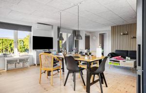 Un comedor y una sala de estar con mesa y sillas. en 1 Bedroom Gorgeous Home In Bogense, en Bogense