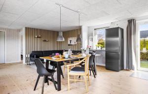Una cocina y un comedor con mesa y sillas. en 1 Bedroom Gorgeous Home In Bogense, en Bogense