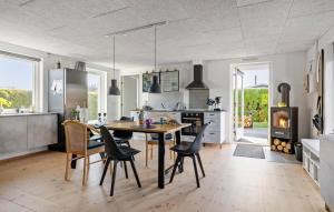 Una cocina con mesa de comedor y sillas. en 1 Bedroom Gorgeous Home In Bogense, en Bogense