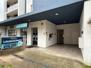 MerrylandsにあるMerrylands 2bedrooms Apt with free car parkingの側面に看板がある建物