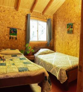 Ένα ή περισσότερα κρεβάτια σε δωμάτιο στο Cabaña La Piedra descansa en la Montaña