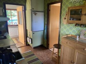 cocina con nevera, mesa y taburete en 4 person holiday home in Brokind, en Brokind