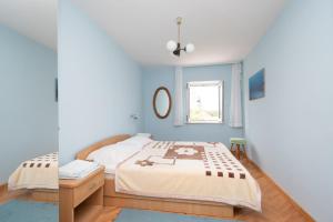 Giường trong phòng chung tại Seaside holiday house Rab - 14697