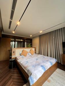 ein Schlafzimmer mit einem großen Bett in einem Zimmer in der Unterkunft Tropical Villa Ho Tram in Xuyên Mộc