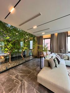 ein Wohnzimmer mit einem Sofa und einigen Bäumen in der Unterkunft Tropical Villa Ho Tram in Xuyên Mộc + 87 Fotos