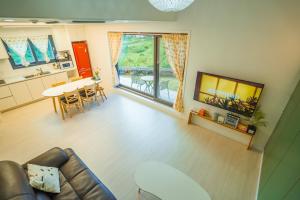 TV a/nebo společenská místnost v ubytování Aewol Yusuam Shell Hansion