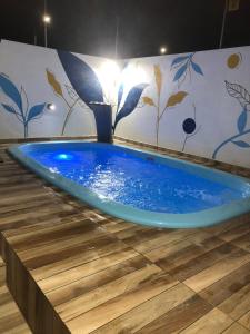 タマンダレーにあるCanto Mar Flatsの大きな青いバスタブ