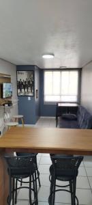 ein Zimmer mit einem Tisch, 2 Stühlen und einem Sofa in der Unterkunft Lindo AP de 2 quartos e vaga de garagem 131 in São Leopoldo