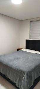 ein Schlafzimmer mit einem großen Bett in einem Zimmer in der Unterkunft Lindo AP de 2 quartos e vaga de garagem 131 in São Leopoldo