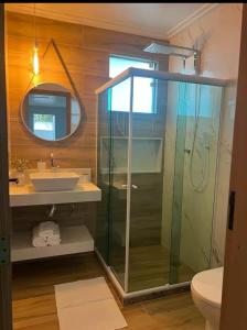 Villa chapman II في بوزيوس: حمام مع دش زجاجي ومغسلة