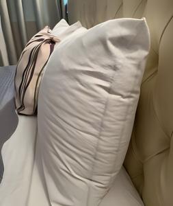 ein weißes Kissen auf einer Couch mit einer Schleife in der Unterkunft Aparthotel Av Ibirapuera Moema Congonhas in São Paulo + 36 Fotos