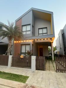 ein Haus mit einem Zaun davor in der Unterkunft Tropical Villa Ho Tram in Xuyên Mộc