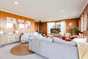 Posezení v ubytování Absolute Beachfront Views - Bohemian Charm