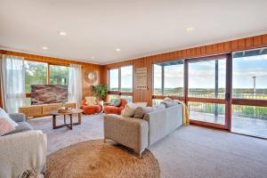 Posezení v ubytování Absolute Beachfront Views - Bohemian Charm