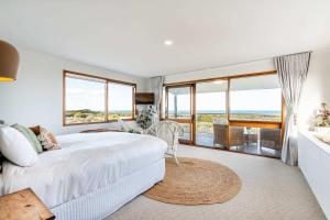 Postel nebo postele na pokoji v ubytování Absolute Beachfront Views - Bohemian Charm + 30 fotografií