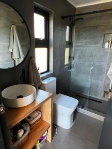 łazienka z umywalką, toaletą i prysznicem w obiekcie LAVANDA CABAÑA BOUTIQUE a ORILLA LAGO LLANQUIHUE w mieście Llanquihue +25 zdjęć