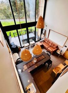salon z kanapą i stołem w obiekcie LAVANDA CABAÑA BOUTIQUE a ORILLA LAGO LLANQUIHUE w mieście Llanquihue
