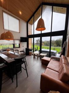 Posezení v ubytování LAVANDA CABAÑA BOUTIQUE a ORILLA LAGO LLANQUIHUE + 23 fotografií