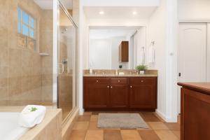 een badkamer met een douche en een wastafel bij La Quinta Studio Suite, Fp, Views, Patio in La Quinta +30 foto's