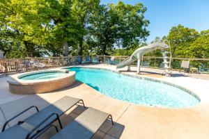 Bazén v ubytování Artilla Cove Resort nebo v jeho okolí