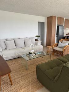 Χώρος καθιστικού στο Absolute Waterfront with Stunning Panoramic Views