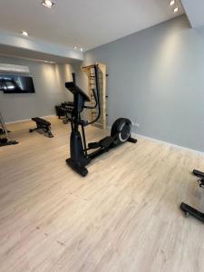ein Fitnessstudio mit Laufbändern und Trainingsgeräten in einem Raum in der Unterkunft MOVISTAR ARENA PREMIUM THAMES 56 7 piso 713 Cocheras y Seguridad in Buenos Aires