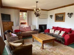 a living room with two couches and a coffee table at Appartement familial à Courchevel 1850, 3* pour 6 pers, proche pistes, WiFi - FR-1-575-246 in Courchevel