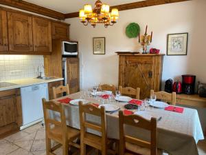 a kitchen with a table and chairs and a kitchen with a table and chairsktop at Appartement familial à Courchevel 1850, 3* pour 6 pers, proche pistes, WiFi - FR-1-575-246 in Courchevel