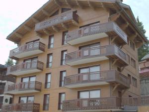 a building with balconies on the side of it at Appartement familial à Courchevel 1850, 3* pour 6 pers, proche pistes, WiFi - FR-1-575-246 in Courchevel