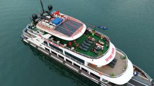 una grande barca è ormeggiata in un molo in acqua di Lan Ha Bay Overnight Cruises - Booking Center a Cat Ba Altre 156 foto