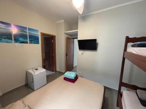 Un pat sau paturi într-o cameră la Pousada Riviera & Itaguaré com piscina climatizada!