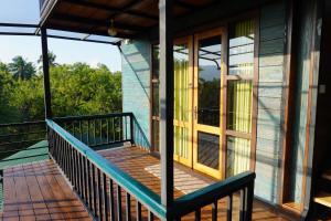 eine Veranda eines Hauses mit Glastür in der Unterkunft Green Earth Resort in Dambulla