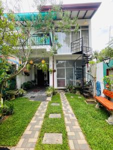 Κήπος έξω από το Villa Three Double One