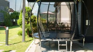 un columpio frente a una casa en Yangpyeong The On Private Kids Pension, en Yangpyeong