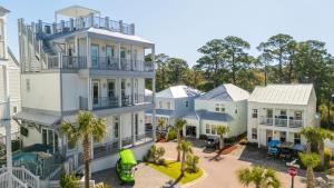 eine Luftansicht eines Hauses mit Palmen in der Unterkunft Gulf-View Retreat w Rooftop Deck, Private Pool Villa Anesi by AvantStay in Santa Rosa Beach