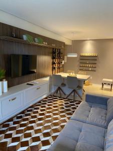 een woonkamer met een bank en een tafel bij Apartamento Del Veneto in Canela