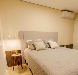 een slaapkamer met een groot bed en een tafel bij Apartamento Del Veneto in Canela