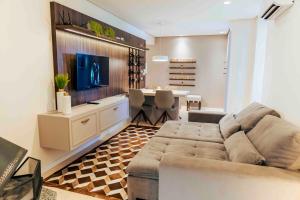 een woonkamer met een bank en een eetkamer bij Apartamento Del Veneto in Canela