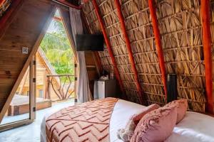 une chambre avec un lit dans une pièce avec une fenêtre dans l'établissement Aldea Kanaloa Hotel Puerto Escondido, à Brisas de Zicatela 51 autres photos