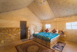 Postel nebo postele na pokoji v ubytování Desert Island Camp & Resort Jaisalmer