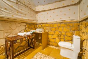 Koupelna v ubytování Desert Island Camp & Resort Jaisalmer + 97 fotografií