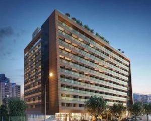 un edificio alto con árboles encima en Studio Luxuoso vista Mar, en Salvador