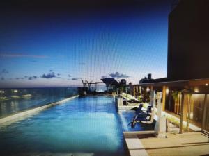 una piscina en la parte superior de un edificio con agua en Studio Luxuoso vista Mar, en Salvador